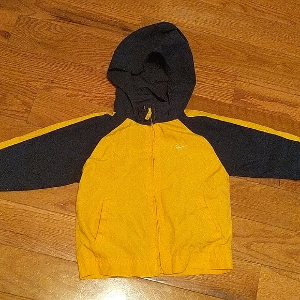 Nike boys lightweight jacket hideable hood